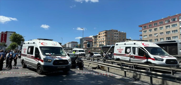 Otomobilin kaldırımdaki yayalara çarpması sonucu 5 kişi yaralandı