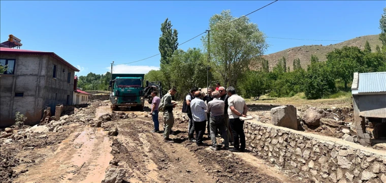 Sel nedeniyle bazı ev ve ahırlarda hasar oluştu