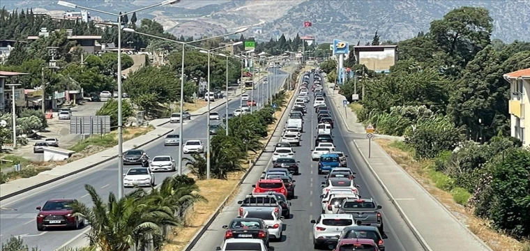 Tatilcilerin dönüş yolunda yoğun trafik