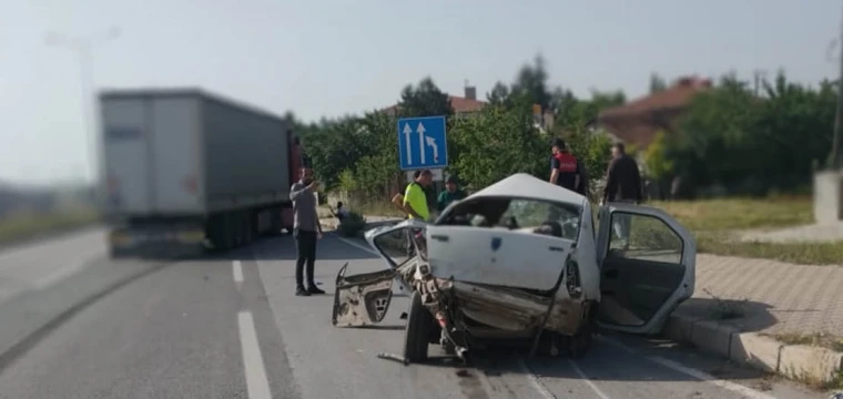 TIR, otomobil ile hafif ticari araçla çarptı: 5 yaralı