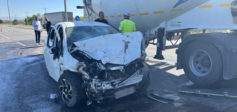 Yakıt yüklü tanker ile otomobil çarpıştı: 1'i ağır, 2 yaralı