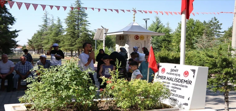 15 Temmuz kahramanı'nın kabrinde yoğunluk