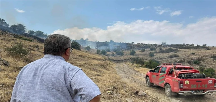 Afyonkarahisar'da yangın söndürülmeye çalışılıyor