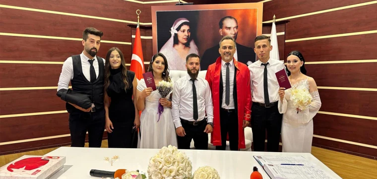 Arkadaş iki çift, aynı günde birbirlerine nikah şahidi oldu