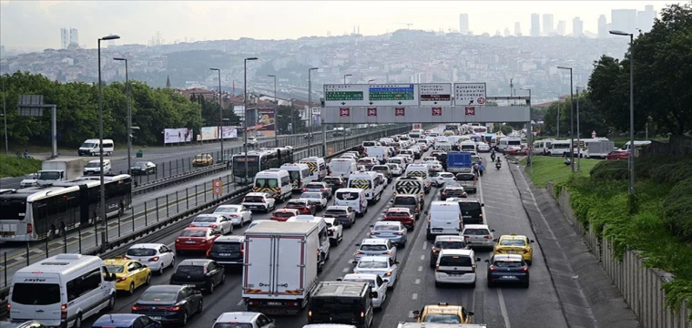 Asfalt yenileme çalışması yapılan Haliç Köprüsü'nde trafik yoğunluğu