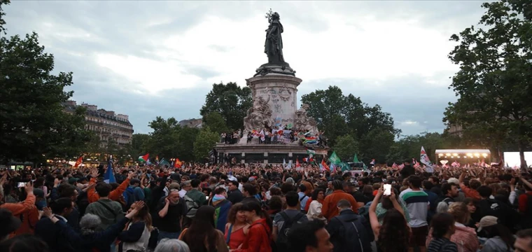 Aşırı sağın erken seçimlerin ilk turundan birinci çıkması protesto edildi