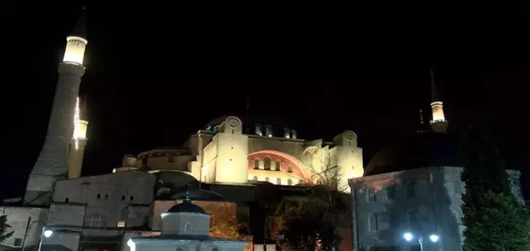 Ayasofya ve Sultanahmet Camii'nde sela okundu