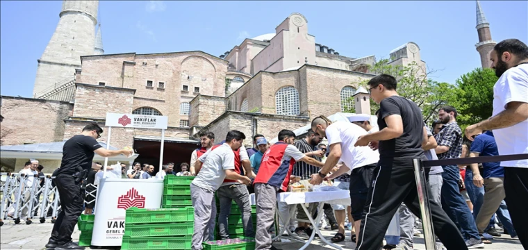 Ayasofya'da aşure ikramı