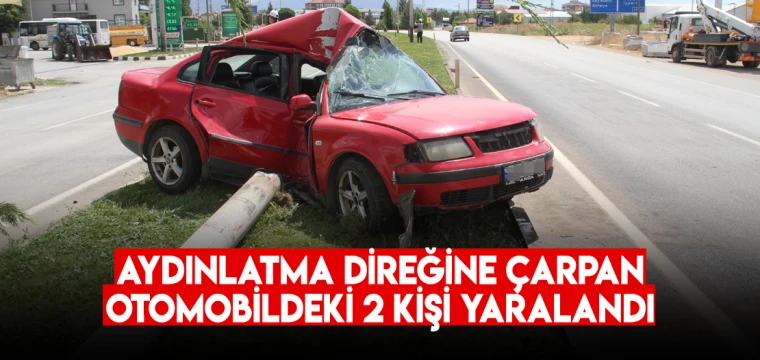 Aydınlatma direğine çarpan otomobildeki 2 kişi yaralandı