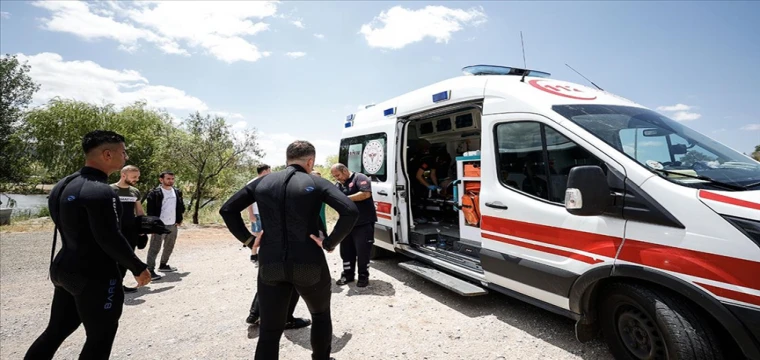 Baraj gölünde boğulma tehlikesi geçiren kişinin yardımına AA eğitimindeki polis dalgıçlar yetişti