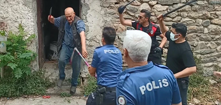 Çöp evini temizletmedi, iknaya uğraşan polisi bıçakladı!