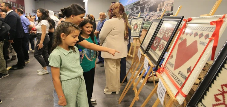 Desenleri anlam taşıyan Sarız kilimleri, Kayseri'de sergileniyor