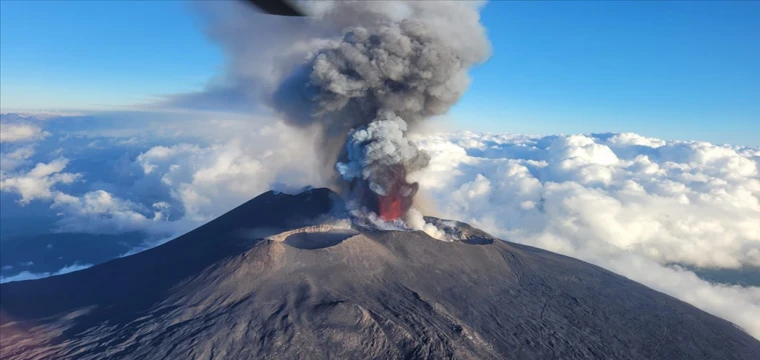 Etna Yanardağı kül ve lav püskürttü