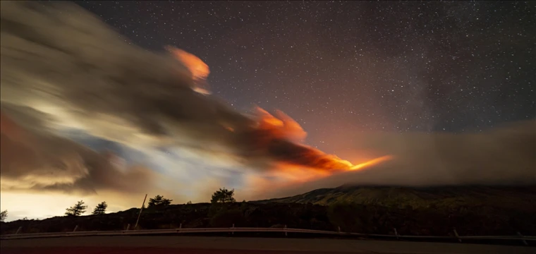 Etna Yanardağı lav ve kül püskürtüyor