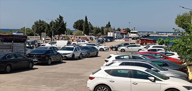 Gökçeada ve Bozcaada feribotlarında yoğunluk yaşanıyor