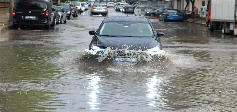 İzmir'de sağanak etkili oluyor