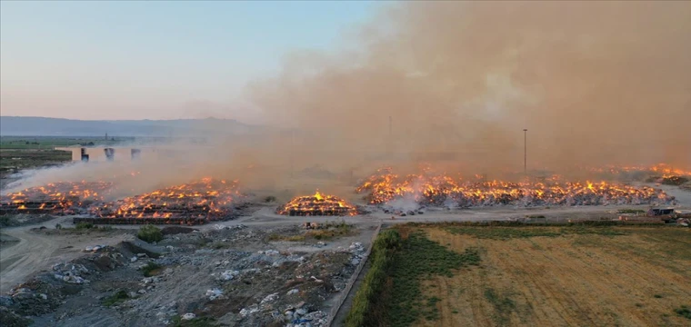 Kağıt fabrikasında çıkan yangına müdahale sürüyor