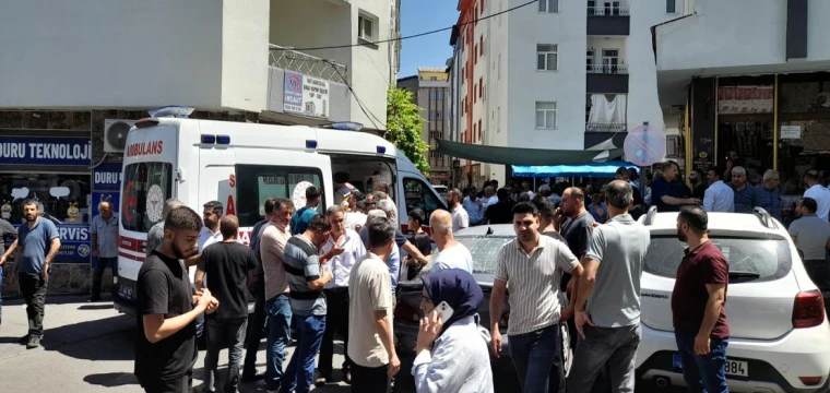 Madde bağımlısı sokaktakilere bıçakla saldırdı: 2 ölü, 7 yaralı