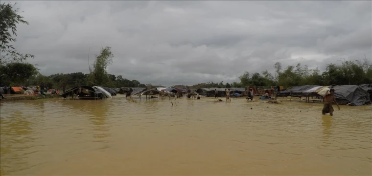 Myanmar'da sel nedeniyle binlerce kişi evlerinde mahsur kaldı