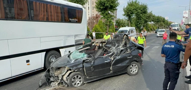 Otobüse çarpan otomobilin sürücüsü ağır yaralandı