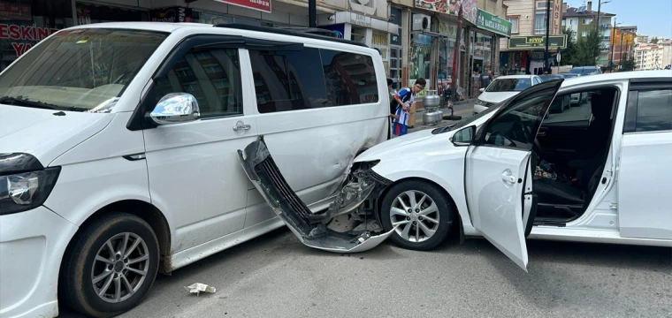 Otomobil, park halindeki minibüse çarptı: 5 yaralı