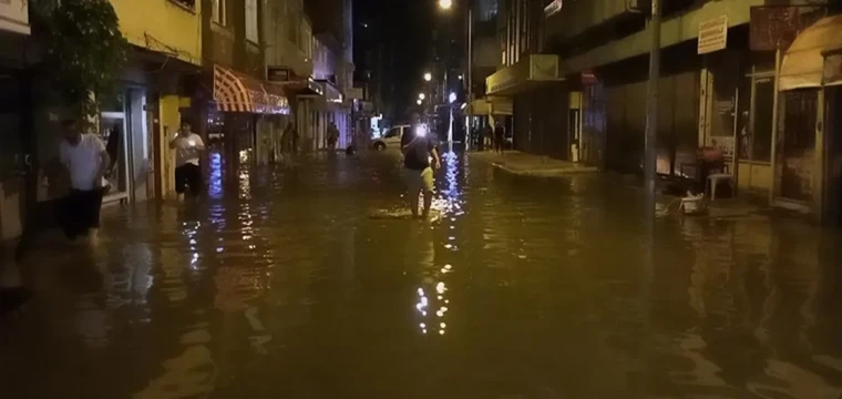 Sağanak su baskınına yol açtı