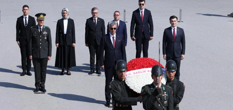 Sağlık Bakanı Memişoğlu, Anıtkabir'i ziyaret etti