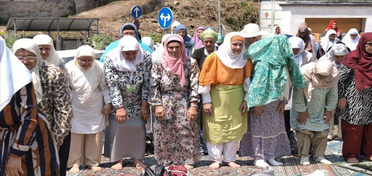 Savaşta yıkılan tarihi Sinan Bey Camisi yeniden yapılarak ibadete açıldı