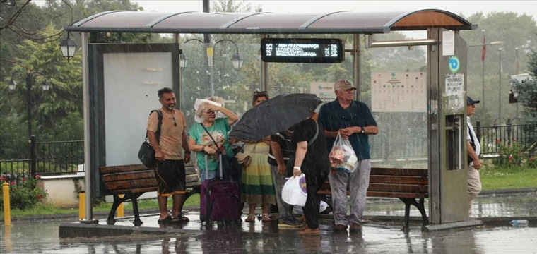 Tekirdağ'da gök gürültülü sağanak etkili oldu