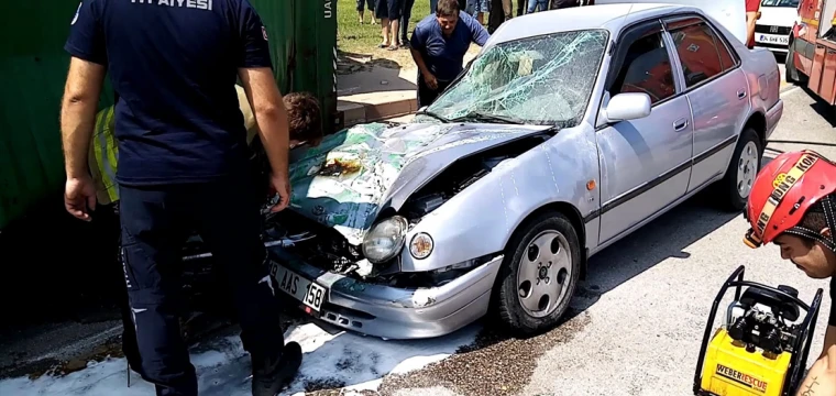 TIR, otomobilin üzerine devrildi: 1'i çocuk 2 yaralı