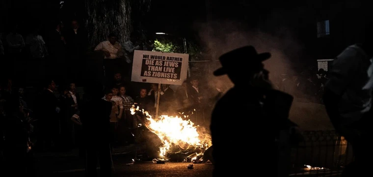 Yahudiler, zorunlu askerliğe karşı protestoda İsrail polisi ile çatıştı