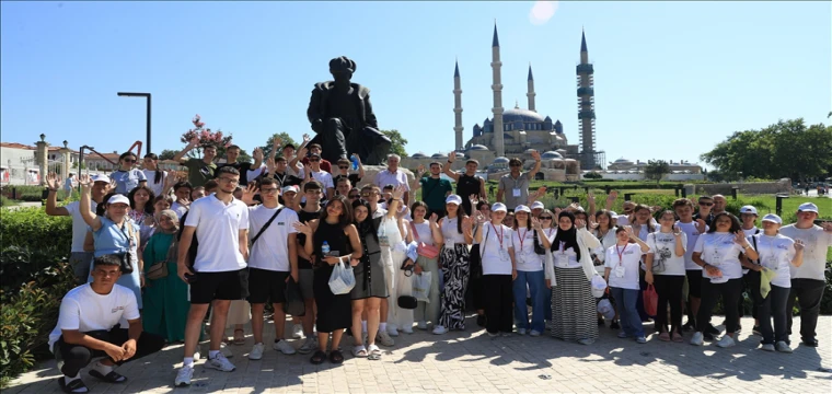 Yaz kampına katılan Balkanlar'da yaşayan öğrenciler Selimiye Camisi'ni gezdi