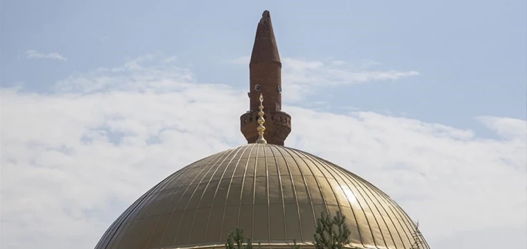 Yıldırım düşen caminin minaresi zarar gördü