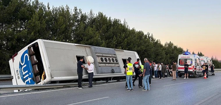 Yolcu otobüsü devrildi! 11 kişi hastaneye kaldırıldı!