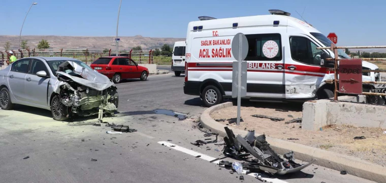 Ambulans ile otomobil çarpıştı: 6 yaralı