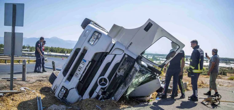 Bariyerlere çarpıp devrilen TIR'ın şoförü yaşamını yitirdi