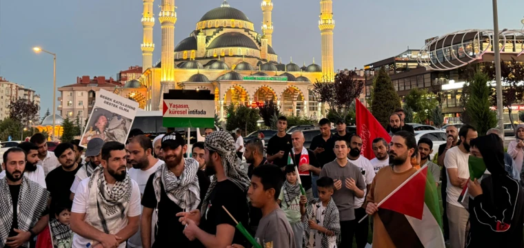 Bosna Sturbucks’un önünde Gazze protestosu