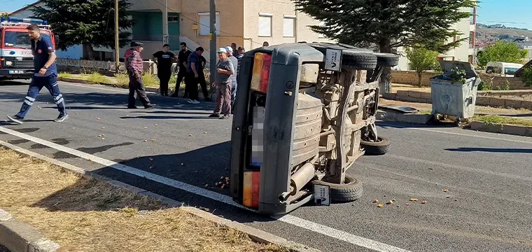 Çarpışan iki otomobildeki 3 kişi yaralandı