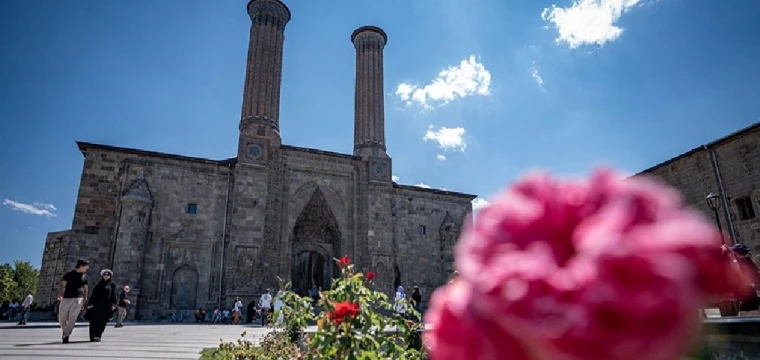 Çifte minareli medrese dikkat çekiyor