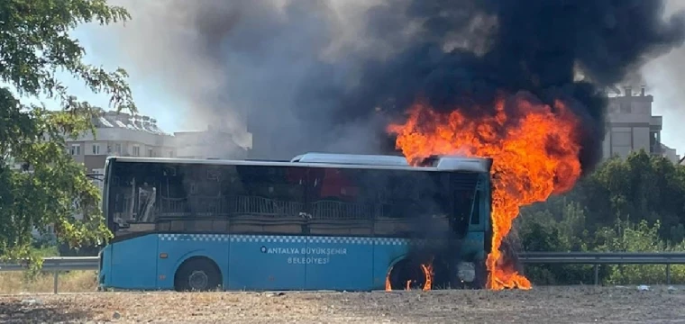 Halk otobüsünde çıkan yangın söndürüldü