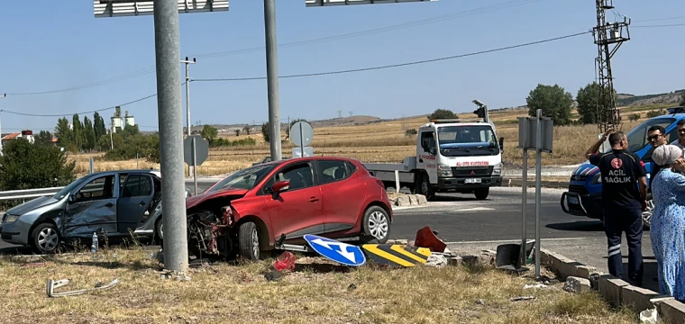 İki otomobilin kavşakta çarpıştığı kazada 6 kişi yaralandı