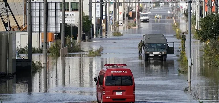 Japonya'da Şanşan Tayfunu nedeniyle 3 kişi öldü