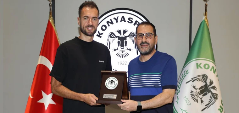 Konyaspor efsane golcüsünü uğurladı!