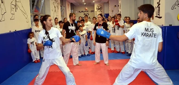 Muş’ta Antrenör Çift, Karate Şampiyonları Yetiştiriyor