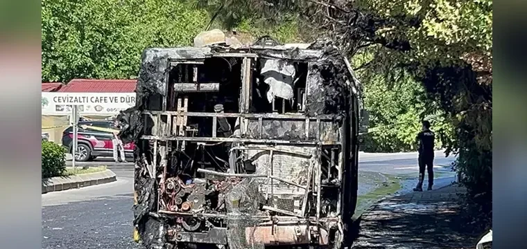 Park halindeki otobüs alev alev yandı