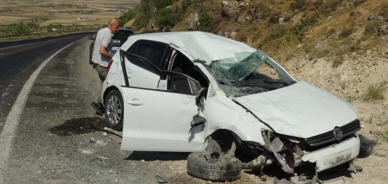 Takla atan otomobildeki 1’i bebek, 4 kişi yaralandı