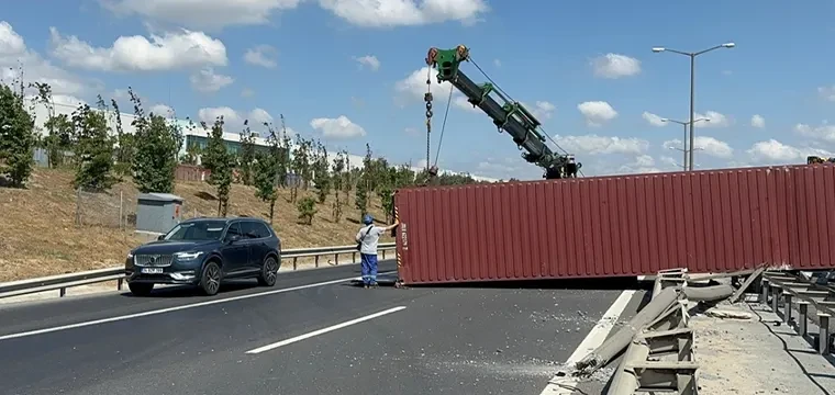 TEM Otoyolu'nda tır devrildi: 2 kişi yaralandı