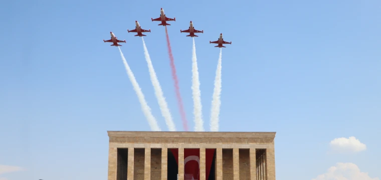 Türk Yıldızları'ndan Anıtkabir'de saygı uçuşu