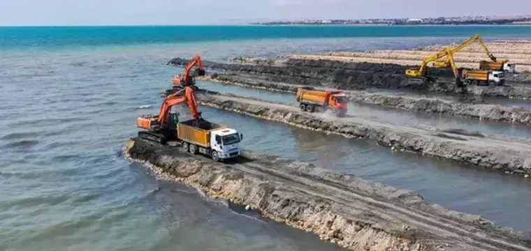 Van Gölü'nde dip çamuru temizliğinde iki etap tamamlandı