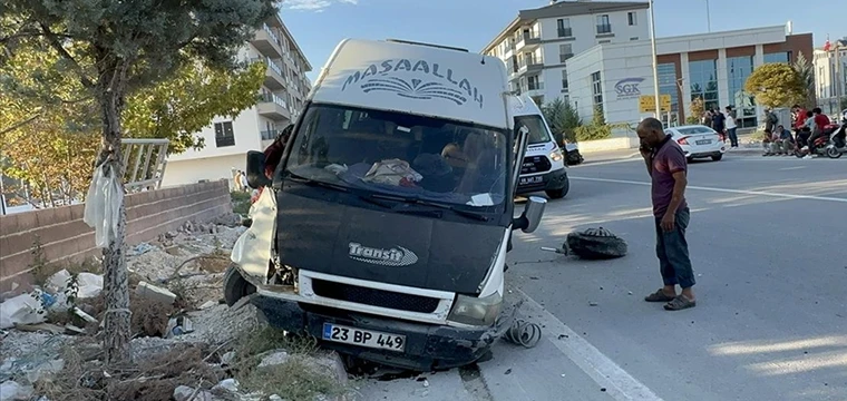 Aksaray'da minibüs çarpıştı: 15 yaralı